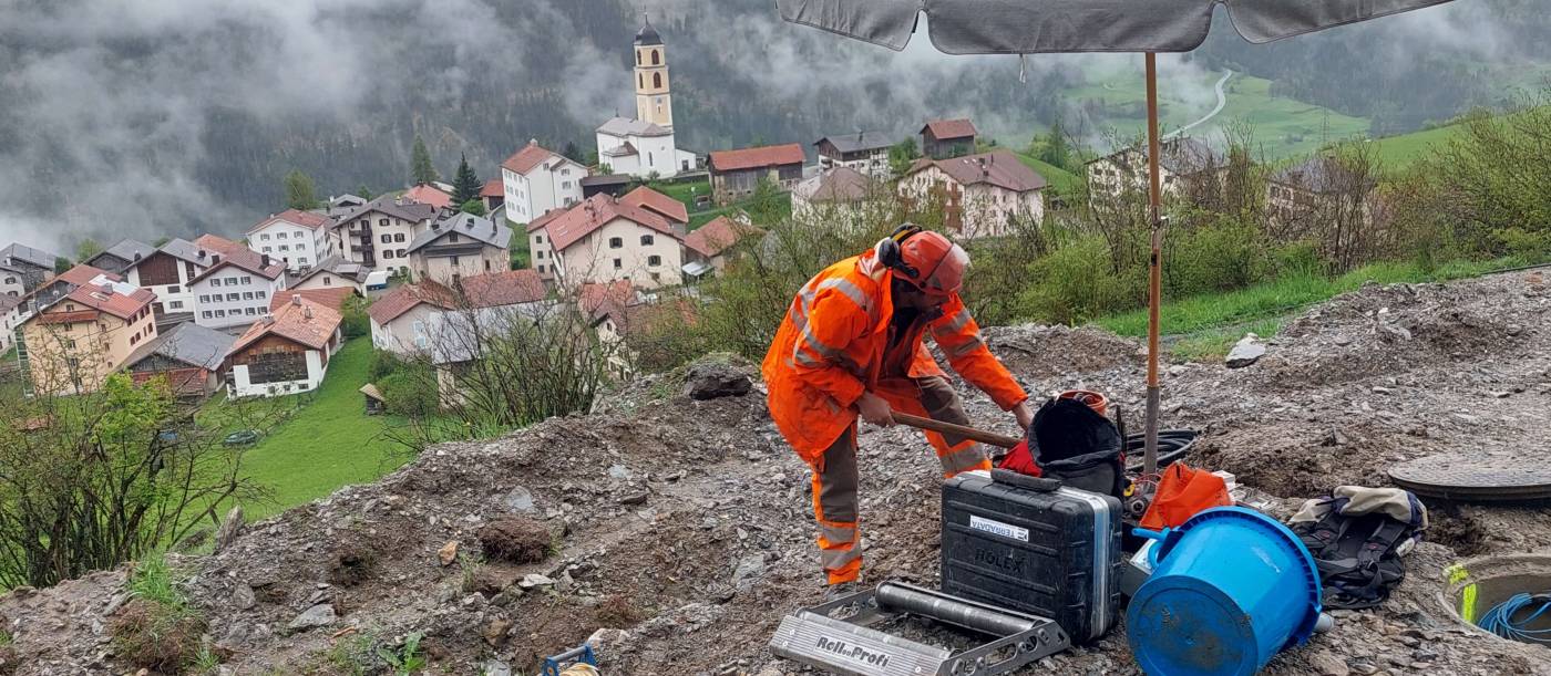 Rutschung Brienz/Brinzauls (GR), Instrumentierung kurz vor Evakuierung und Sperrung des Dorfs im Mai 2023, Instrumentierungen in neuen Tief-Bohrungen KB 13, KB 14, KB 15., Einbau Inklinometerrohre, teils mit Löchern als Piezometer, bis 163.5 m, Einbau von Porenwasserdruckgeber mit LoRaWan Funkmodulen, Flowmeter- & Inklinometermessungen, Ersatz Datalogger mit LoRaWan Funk-Modulen in bestehenden Bohrungen, Datenübertragung auf TEDAMOS Web