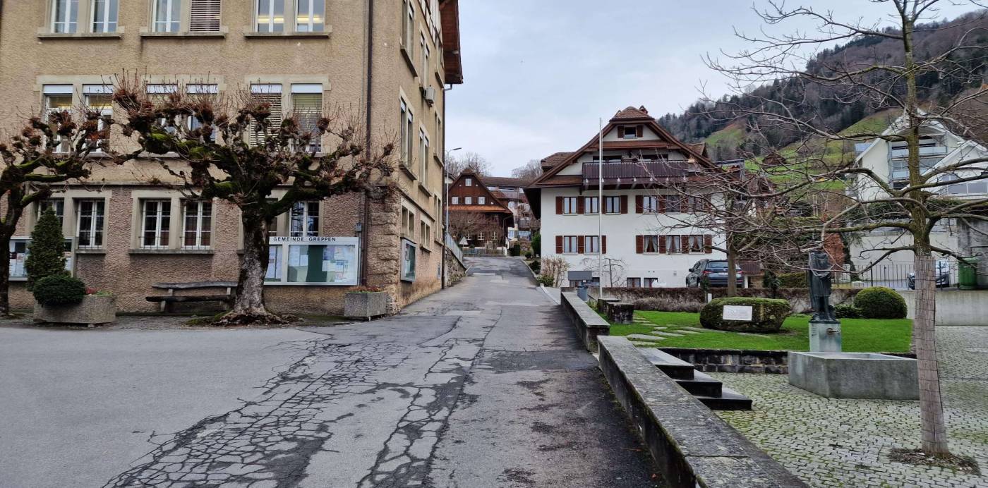 Strassenzustandskataster Greppen, Grundlagenbeschaffung, Aufarbeitung Datenbank für langfristiges Infrastrukturmanagement, Visuelle Zustandserfassung im Feld, Beurteilung Strassenzustände, Massnahmenkonzept inkl. Zeithorizont, Ermittlung approximative Grobkosten für die Finanzplanung