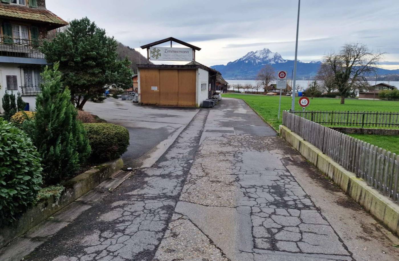 Strassenzustandskataster Greppen, Grundlagenbeschaffung, Aufarbeitung Datenbank für langfristiges Infrastrukturmanagement, Visuelle Zustandserfassung im Feld, Beurteilung Strassenzustände, Massnahmenkonzept inkl. Zeithorizont, Ermittlung approximative Grobkosten für die Finanzplanung