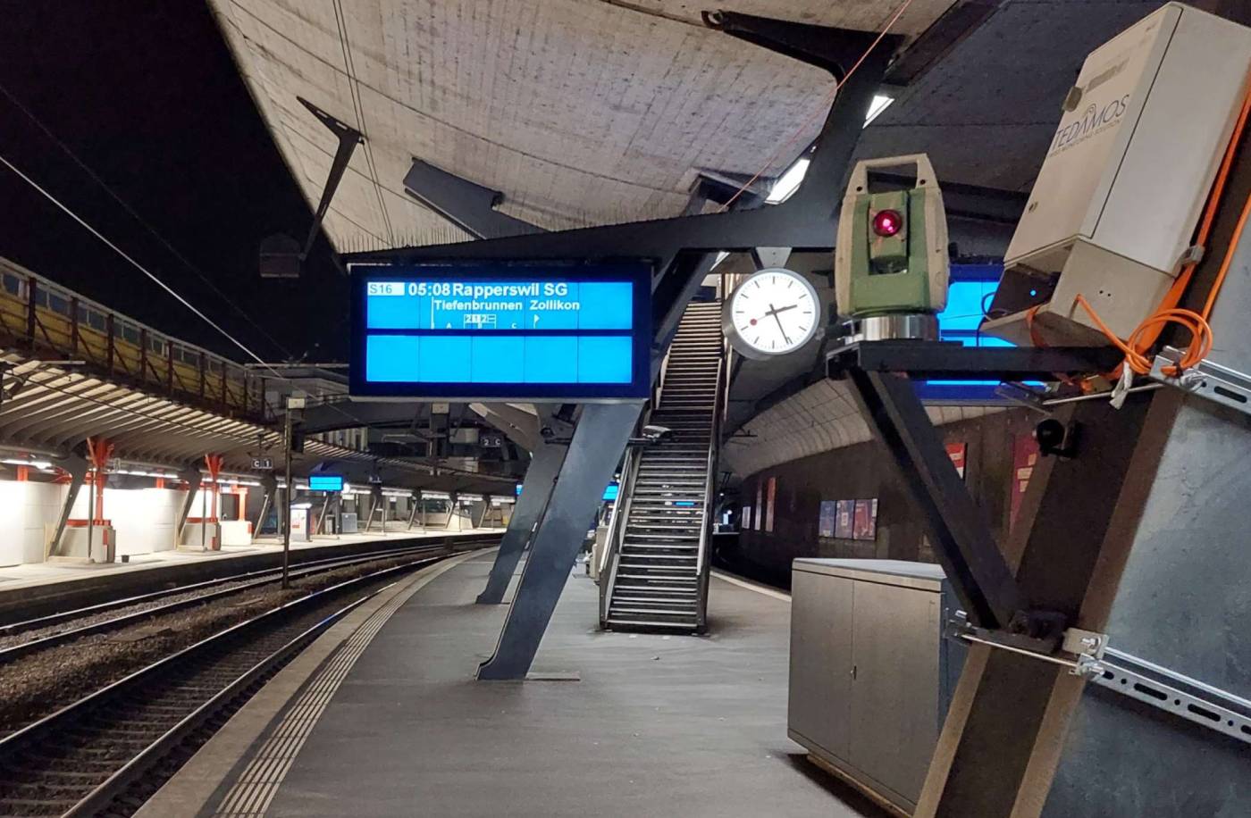 Haus zum Falken, Zürich-Stadelhofen, Autom. Überwachung SBB-Gleis- und Perronanlage, Baugrube und VBZ-Schutztunnel mit 5 Totalstationen, Kraftmessdosen & Piezometern, Man. Überwachungen der Tramgleise, Baugrube und Umgebung mit Inklinometern und geod. Deformationsmessungen, Visualisierung auf Web-Portal