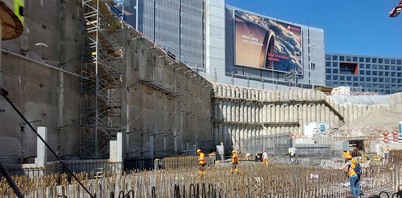 Erweiterung landseitige Passagierflächen, Flughafen Zürich, Bauingenieurleistungen in allen Phasen inklusive Technische Bauleitung der vertikalen Baugrubenabschlüsse und gewisser statischer Umbauarbeiten in den Parkhäuser. BIM-Modellerstellung für die Koordination mit den anderen Planern (BIG BIM).