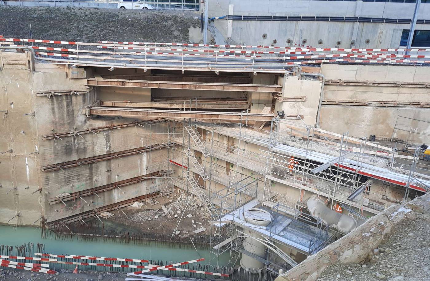 Erweiterung landseitige Passagierflächen, Flughafen Zürich, Bauingenieurleistungen in allen Phasen inklusive Technische Bauleitung der vertikalen Baugrubenabschlüsse und gewisser statischer Umbauarbeiten in den Parkhäuser. BIM-Modellerstellung für die Koordination mit den anderen Planern (BIG BIM).