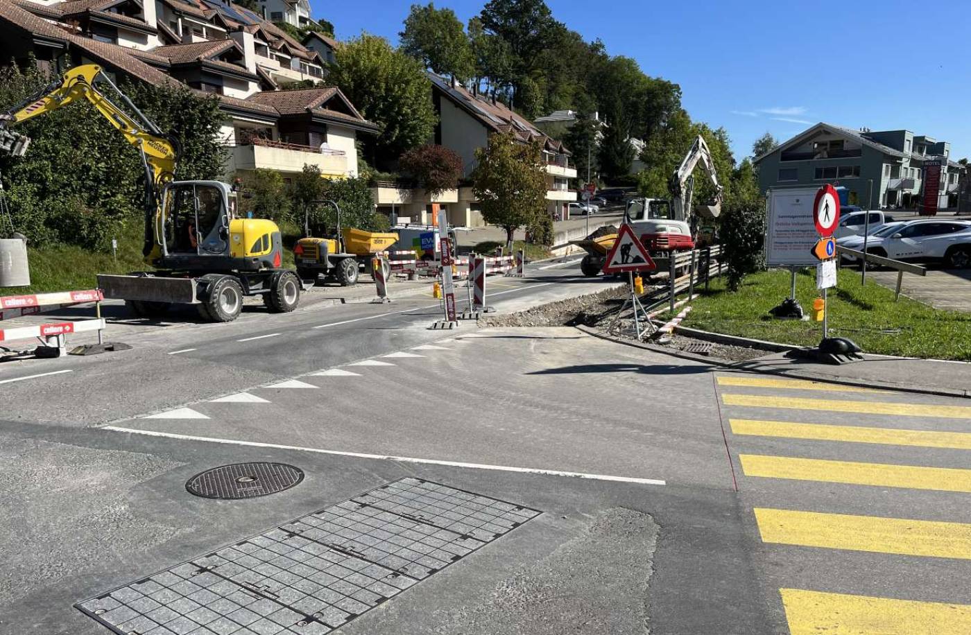 Samstagernstrasse, Wollerau Sanierung, Grundlagenbeschaffung, Vermessungstech. Aufnahmen (DGM), Bauvermessung, Nachführung AV, Vor-/Bauprojekt, Ausschreibung, Bauleitung, Inbetriebnahme/Abschluss