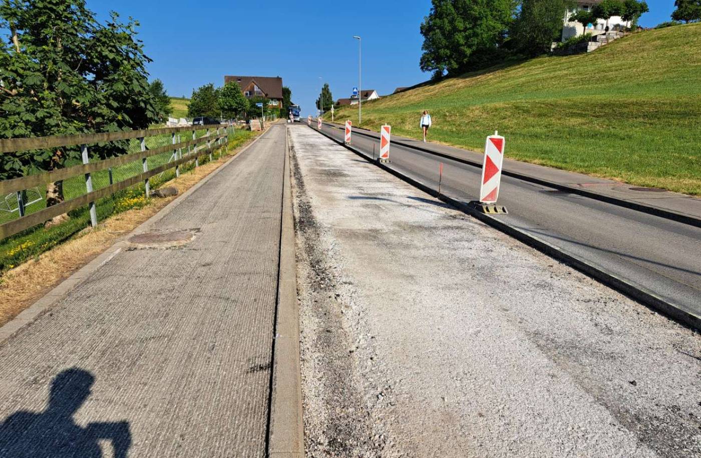 Samstagernstrasse, Wollerau Sanierung, Grundlagenbeschaffung, Vermessungstech. Aufnahmen (DGM), Bauvermessung, Nachführung AV, Vor-/Bauprojekt, Ausschreibung, Bauleitung, Inbetriebnahme/Abschluss