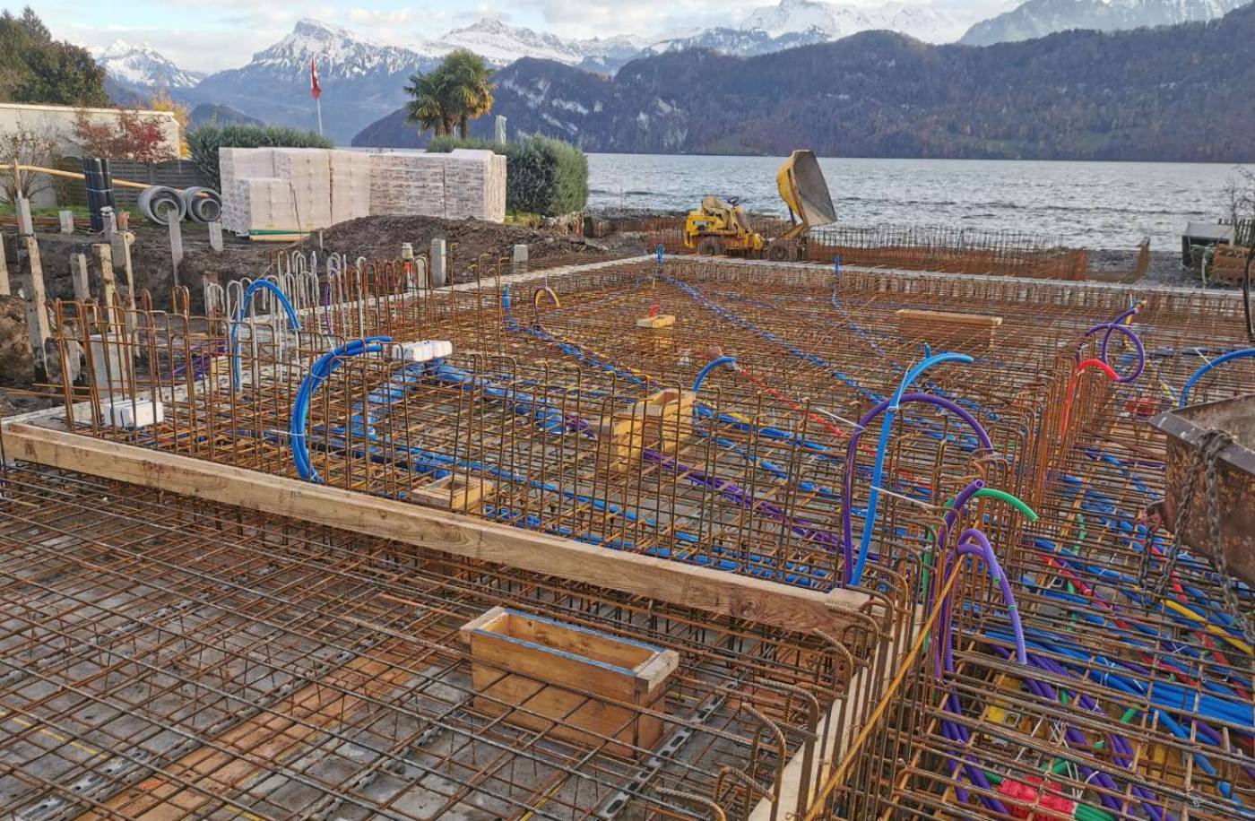 Villa Hertensteinstrasse, Weggis, Tragwerksplanung mit Abdichtungskonzept, Statische Bemessung, Planung Pfahlfundation, Schalung- und Bewehrungspläne, Baukontrollen, Bachrenaturierung, Seeufersicherung