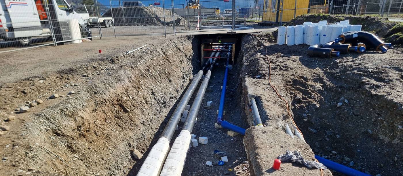Domat/Ems, Tamins: Verbindung Wasserversorgungen und Fernwärme, Geländeaufnahmen, Projekt- und Bauleitung (alle Phasen), Planung Übergabeschacht WV Tamins, Planung Pumpenschacht Domat/Ems, Verbindungsleitung Fernwärme und Wasserversorgung, Koordination Steuerung und Regeltechnik