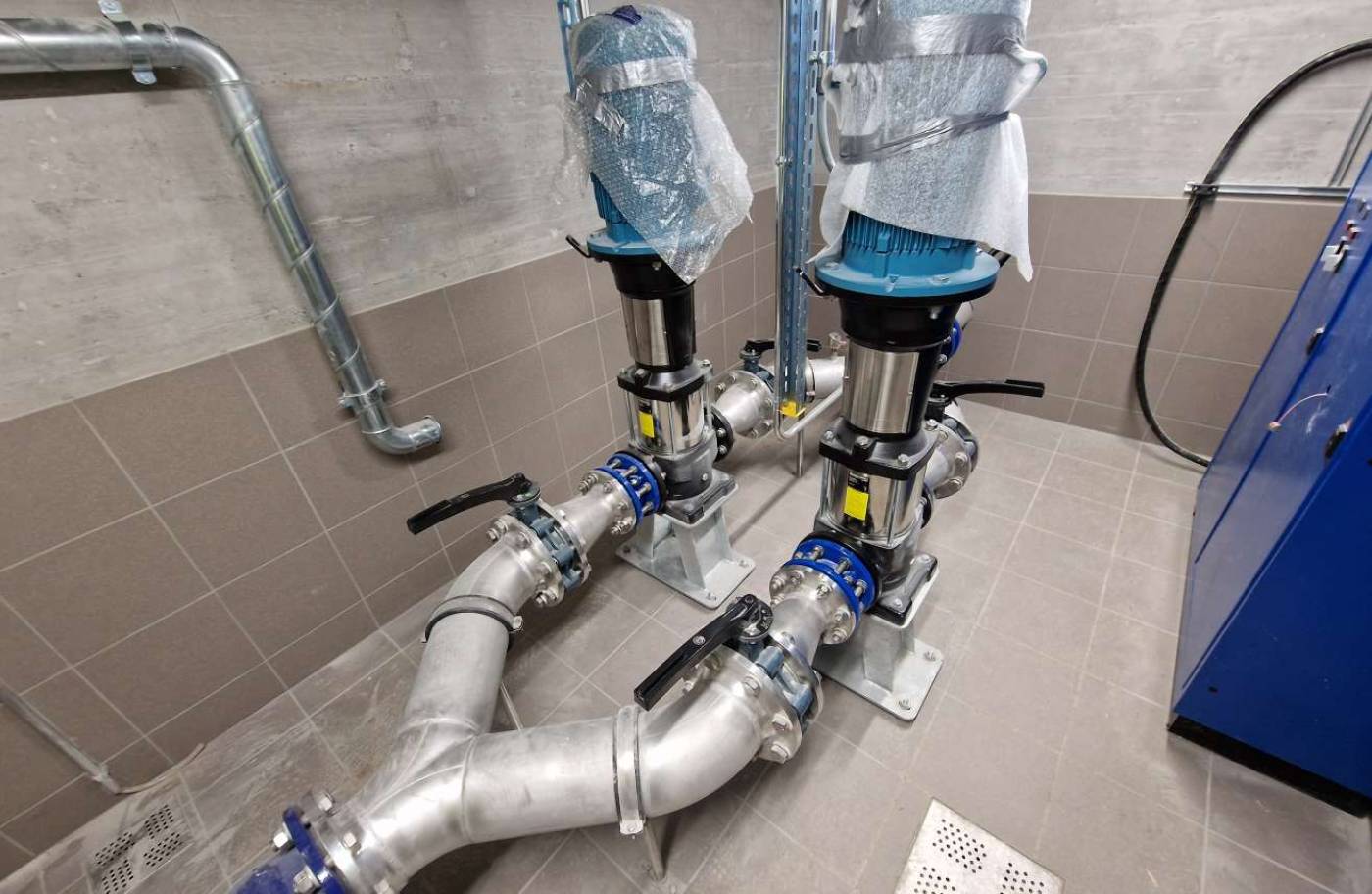 Domat/Ems, Tamins: Verbindung Wasserversorgungen und Fernwärme, Geländeaufnahmen, Projekt- und Bauleitung (alle Phasen), Planung Übergabeschacht WV Tamins, Planung Pumpenschacht Domat/Ems, Verbindungsleitung Fernwärme und Wasserversorgung, Koordination Steuerung und Regeltechnik