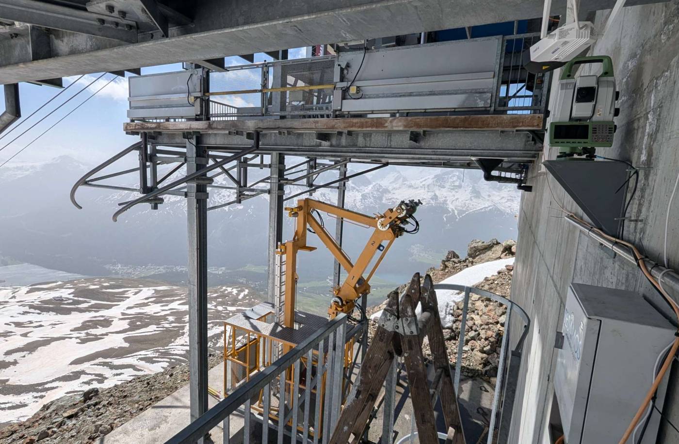 Permafrostüberwachung
Piz Nair, St. Moritz, Autom. und manuelle, tachymetrische 3D-Def.messungen, Autom. GNSS-Messungen, Autom. Crackmetermessungen, Autom. Kraftmessdosen, Autom. Temperaturmessungen, Betrieb Webcam, Flächenhafte Def.messungen Umgebung Bergstation mit Drohnen