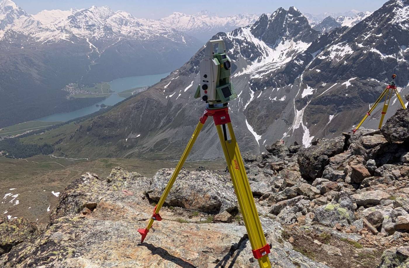 Permafrostüberwachung
Piz Nair, St. Moritz, Autom. und manuelle, tachymetrische 3D-Def.messungen, Autom. GNSS-Messungen, Autom. Crackmetermessungen, Autom. Kraftmessdosen, Autom. Temperaturmessungen, Betrieb Webcam, Flächenhafte Def.messungen Umgebung Bergstation mit Drohnen