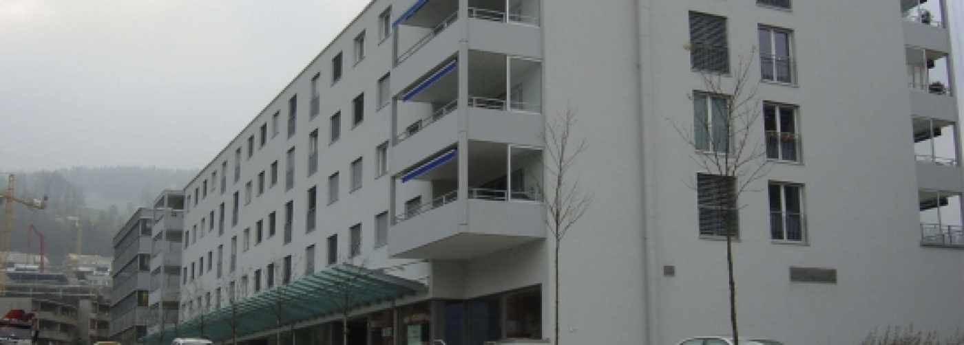 Überbauung Huob 3, 8808 Pfäffikon, Gesamte Baugrube mit Aushub Böschungssicherung mit rückverankerter Rühlwand, Wasserhaltung mit Wellpoint-Filtern kombiniert mit offener WasserhaltungTiefenfundation mit Ortbeton Bohrpfählen.Massivbau in Beton mit wasserdichter Ausführung des im Grundwasser liegenden Bereiches