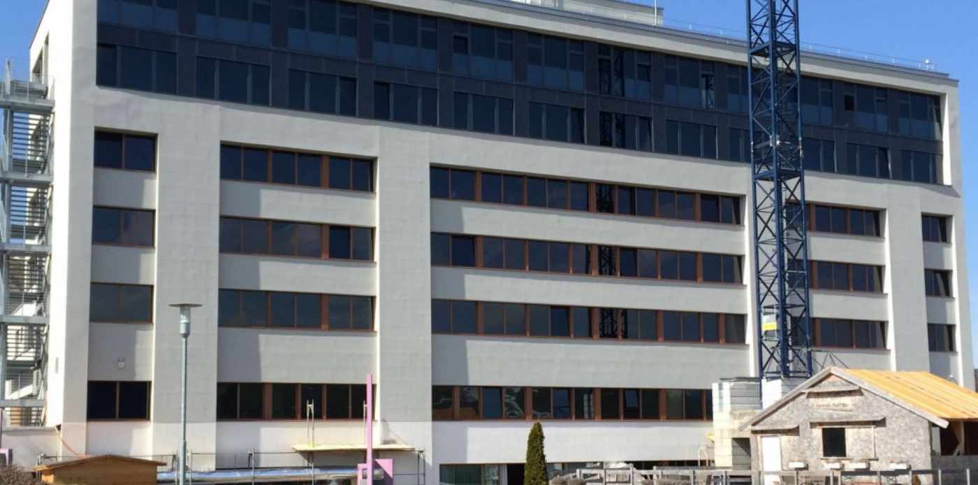 Erweiterung Spital Einsiedeln, Setzungs- und Deformationsmessungen der umliegenden Gebäude, Geodätische Baugrubenüberwachung, Geotechnische Baugrubenüberwachung mittelsmanuellen Inklinometern