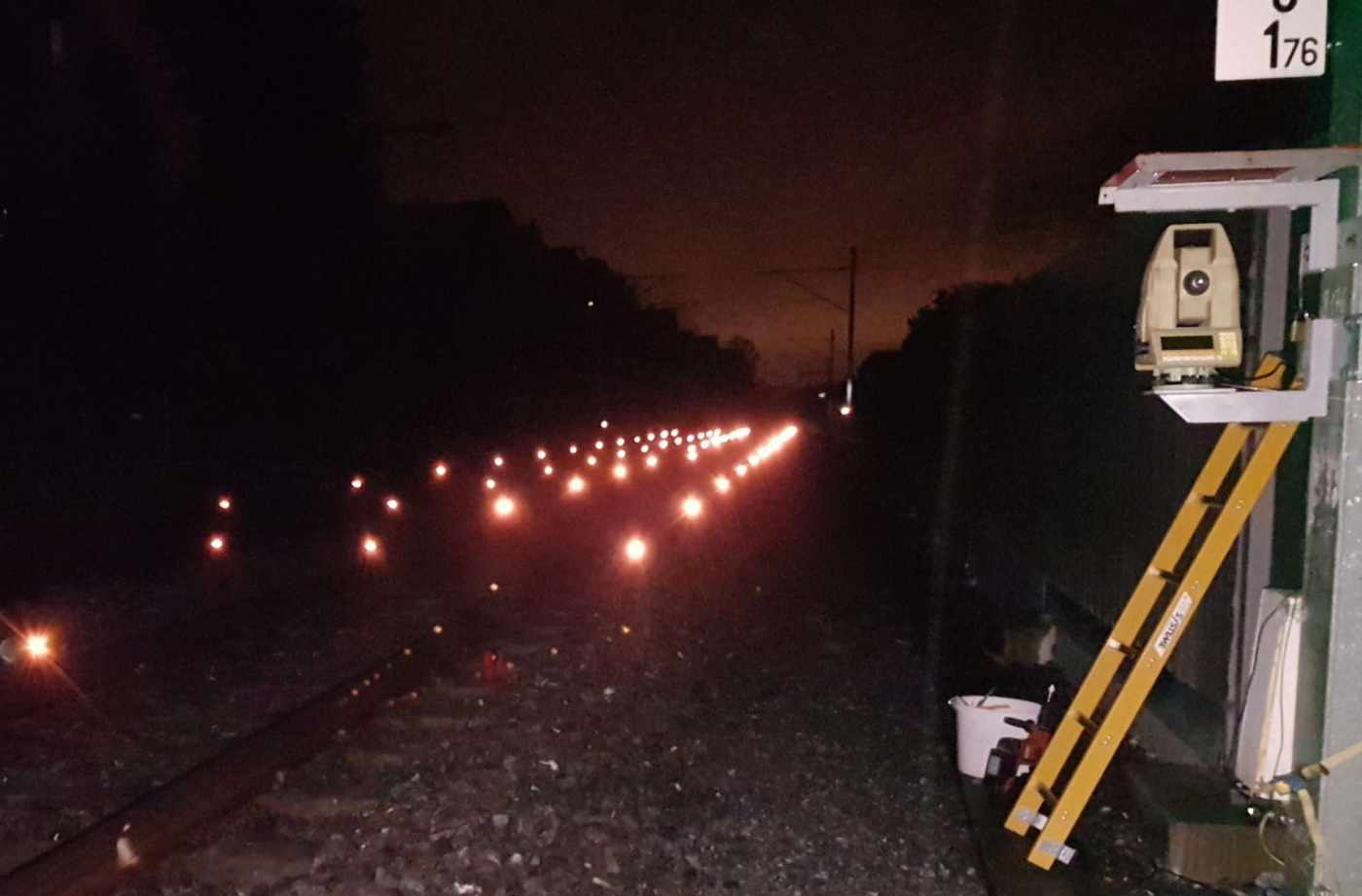 Neubau Seestrasse ESCAPE, Kilchberg, Automatisches Geomonitoring der SBB Gleisanlage gemäss Regelwerk I-50009, Geodätische Bauwerksüberwachung der Baugrube sowie der angrenzenden Liegenschaften, Erschütterungsmessungen (Geophone), Automatische Inklinometermessungen