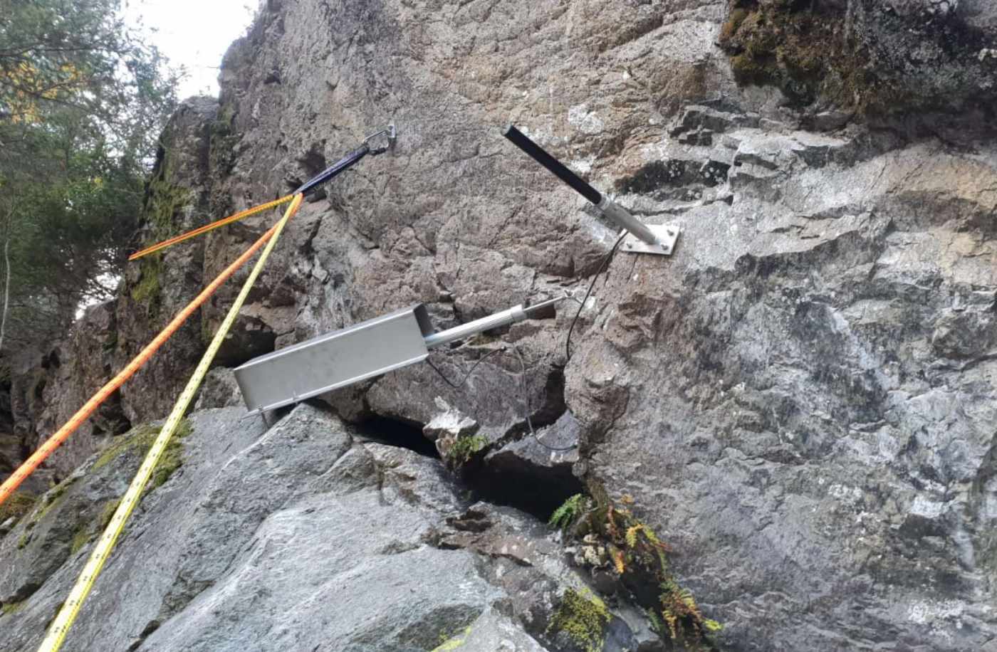 Felssturz Traversa Rofla, Andeer, 9 Stk Jointmeter (200mm bis 300mm) mit Funktransmitter, , 1x Datalogger mit Funkempfänger, Brennstoffzelle