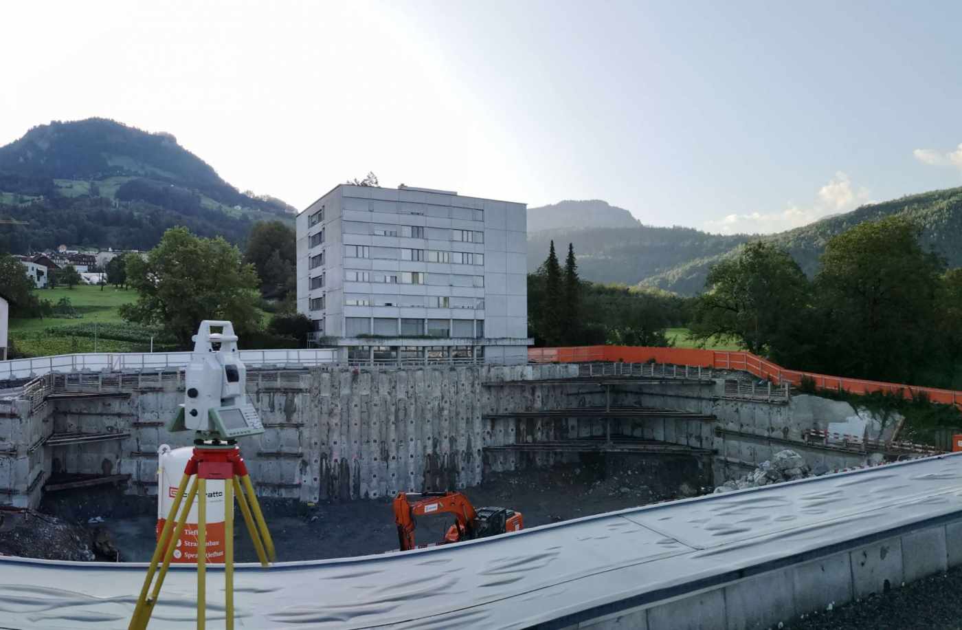 Arealentwicklung Spital Schwyz, Riss-/ZustandsaufnahmenErschütterungsmessungenBaufixpunktnetz & AbsteckungenSetzungsmessungen StrassenÜberwachung BaugrubeMeterrissebaubegleitende Vermessungen