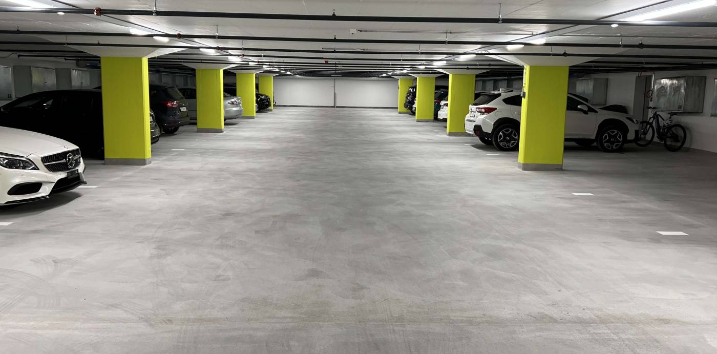 Sanierung Einstellhalle Alvierstrasse, Wädenswil, Zustandsbeurteilung und anschliessende Gesamtprojektleitung der Instandsetzung im Innen- und Aussenbereich. Erarbeitung Sanierungskonzept inkl. Baukostenplanung. Die Leistungen umfassen die SIA Phasen 31 bis 53