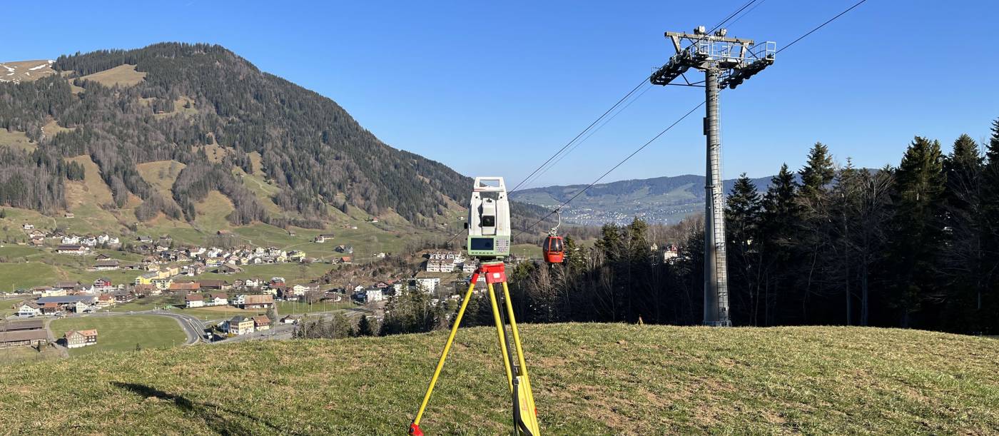 Deformationsmessung Seilbahn Sattel-Hochstuckli, Einrichten und Durchführung der Nullmessung an den Masten, sowie Berg- und Talstation der Seilbahn.