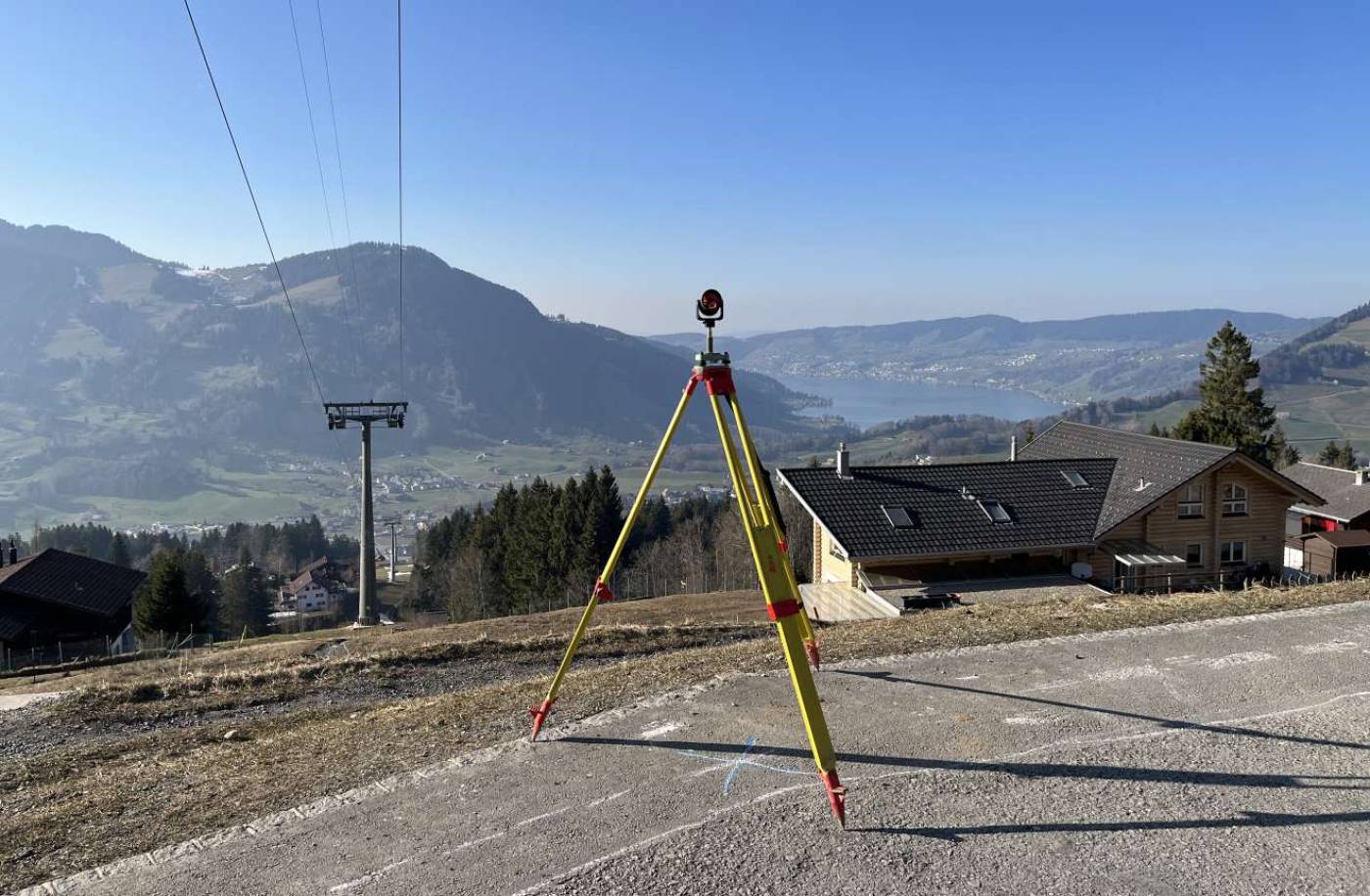 Deformationsmessung Seilbahn Sattel-Hochstuckli, Einrichten und Durchführung der Nullmessung an den Masten, sowie Berg- und Talstation der Seilbahn.