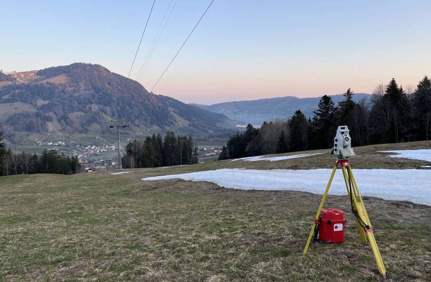 Deformationsmessung Seilbahn Sattel-Hochstuckli, Einrichten und Durchführung der Nullmessung an den Masten, sowie Berg- und Talstation der Seilbahn.