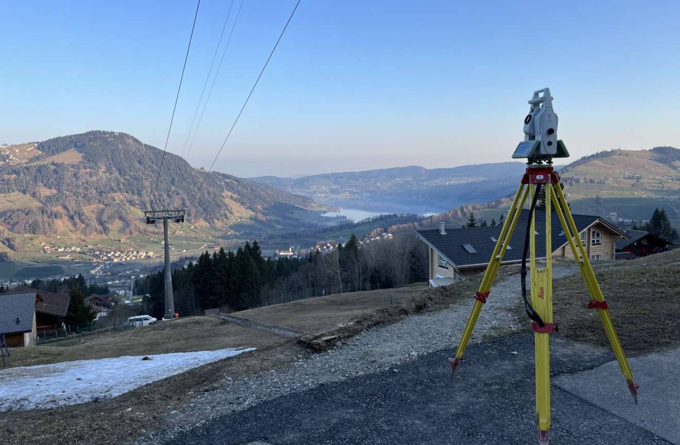 Deformationsmessung Seilbahn Sattel-Hochstuckli, Einrichten und Durchführung der Nullmessung an den Masten, sowie Berg- und Talstation der Seilbahn.