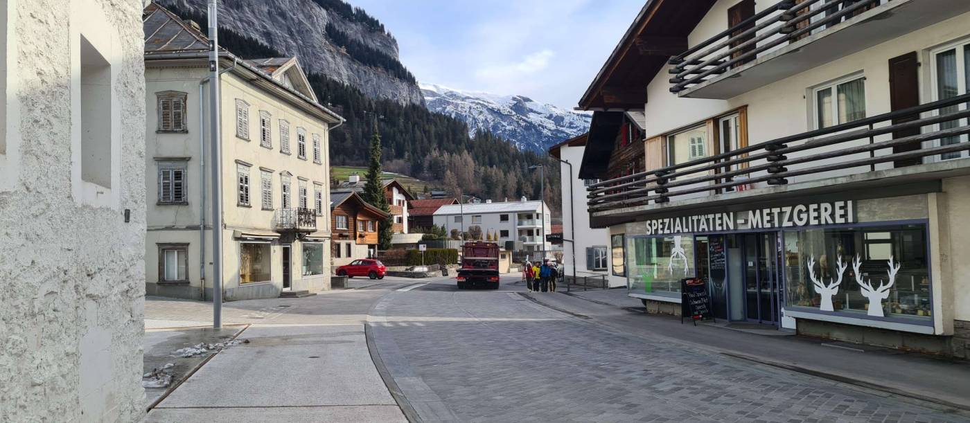 Flims: Strassenraumgestaltung, Bauherrenunterstützung BGK, Div. Abklärungen mit Ämtern, Musterfläche, technische Details, KV, Projekt- und Bauleitung, Über 4'000 m2 Pflästerungsfläche, Neubau Kanalisation ca. 120 m, Neubau Anergieleitung ca. 200 m, Neubau Fernwärmeleitung ca. 400 m