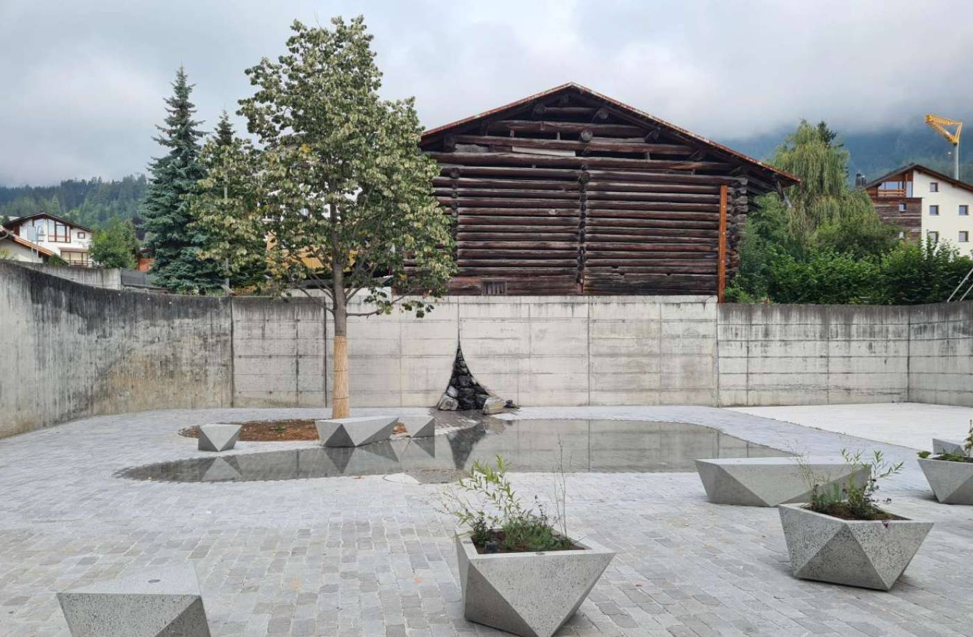 Flims: Strassenraumgestaltung, Bauherrenunterstützung BGK, Div. Abklärungen mit Ämtern, Musterfläche, technische Details, KV, Projekt- und Bauleitung, Über 4'000 m2 Pflästerungsfläche, Neubau Kanalisation ca. 120 m, Neubau Anergieleitung ca. 200 m, Neubau Fernwärmeleitung ca. 400 m