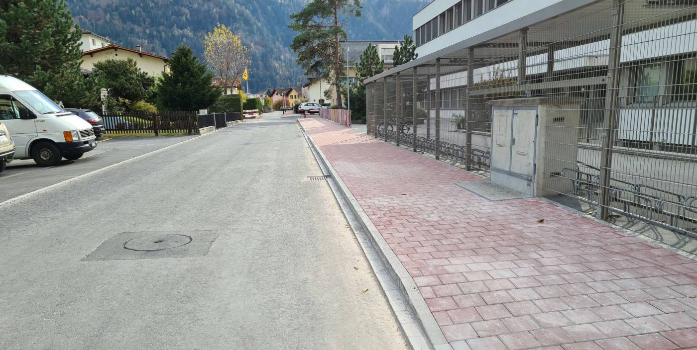 Domat/Ems: Sum Curtgins, Sanierung Strasse und Werkleitungen, Geländeaufnahmen, Projekt- und Bauleitung (alle Phasen), Ersatz Wasserleitung, Kanalisation, Ergänzung EW-Rohrblock, Swisscom, Neubau Meteorleitung und Fernwärme, Totalersatz Strassenoberbau