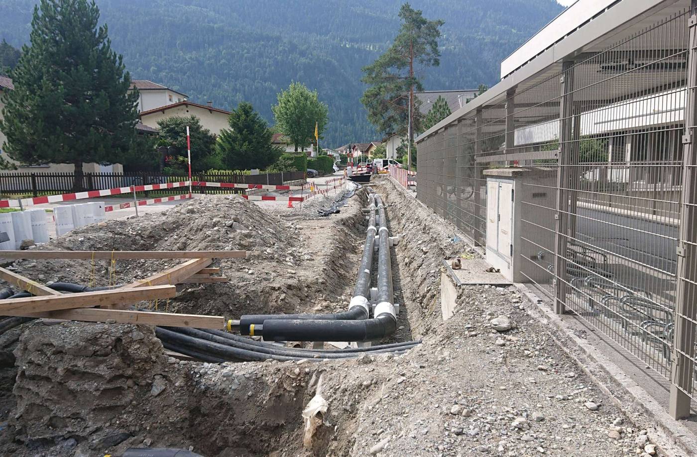 Domat/Ems: Sum Curtgins, Sanierung Strasse und Werkleitungen, Geländeaufnahmen, Projekt- und Bauleitung (alle Phasen), Ersatz Wasserleitung, Kanalisation, Ergänzung EW-Rohrblock, Swisscom, Neubau Meteorleitung und Fernwärme, Totalersatz Strassenoberbau