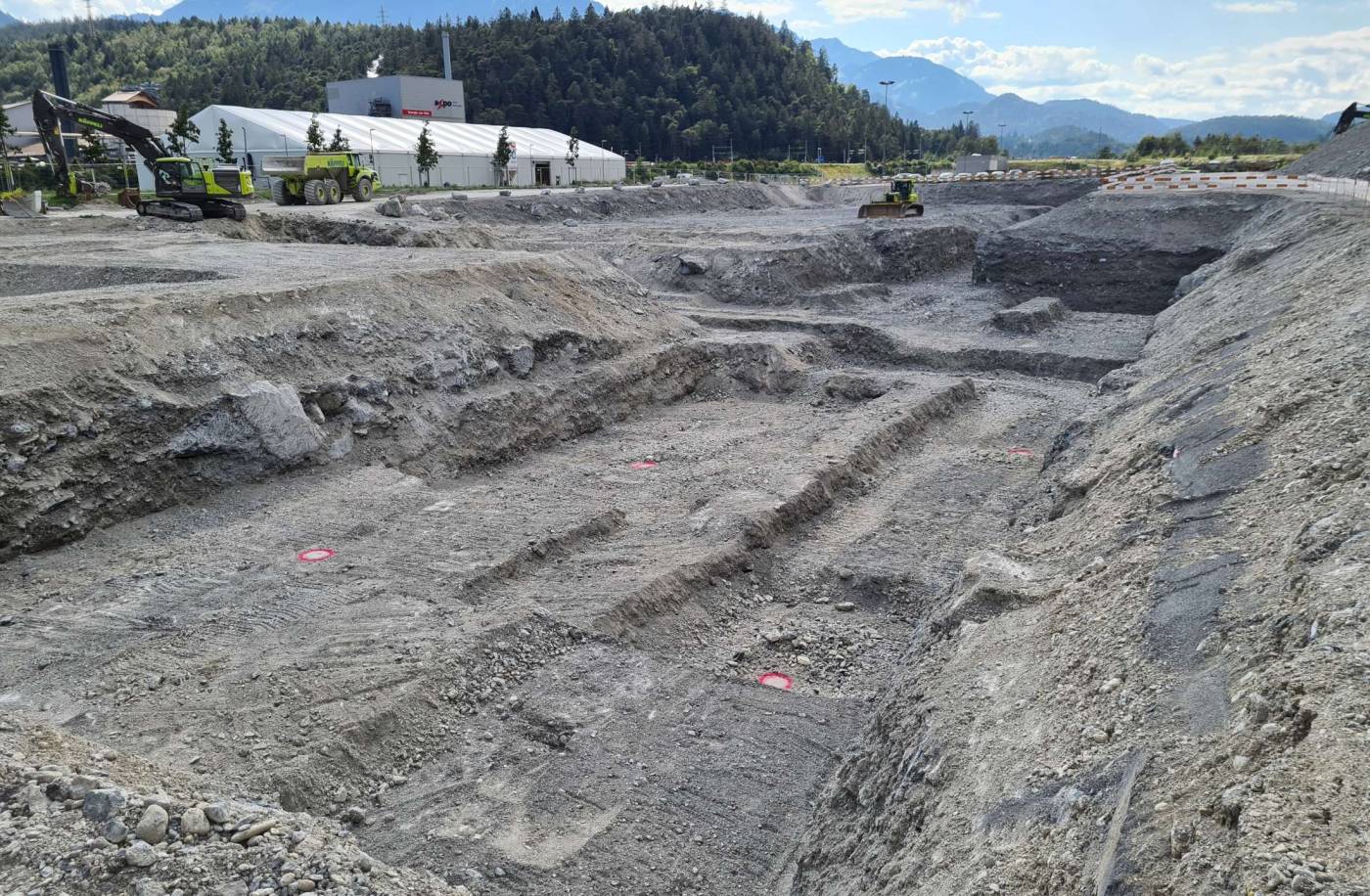 Domat/Ems: Hamilton 2.0Erschliessungsanlagen, Aushubpläne, Geländeaufnahmen, Modellierung Aushubmodell, Projekt- und Bauleitung, Umgebung, Ver- und Entsorgungsleitungen, Erschütterungsmessungen während dem Aushub, Dokumentation Baufortschritt, Bemessung Kranfundamente und Nachweise der Böschungsstabilität