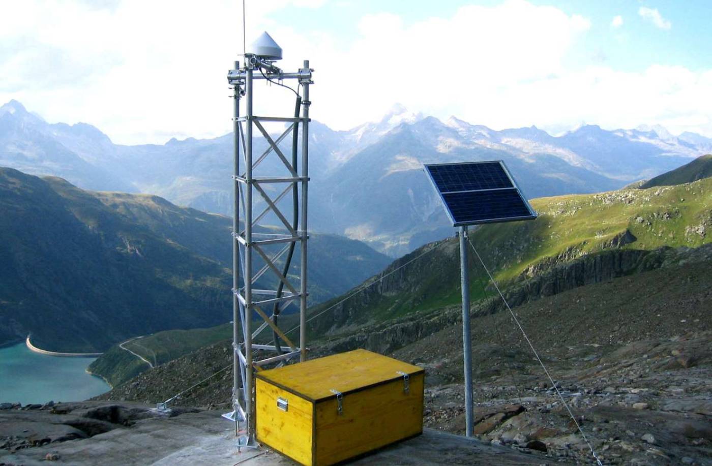 AlpTransit Gotthard Staumauer- und Geländemonitoring, Vollautomatische und kontinuierliche Talquerschnittsüberwachung bei 3 Staumauern, Höhenüberwachung an 10 exponierten Stellen im Hochgebirge mittels GPS, Messanlagen mit unabhängiger Stromversorgung mit Solaranlagen