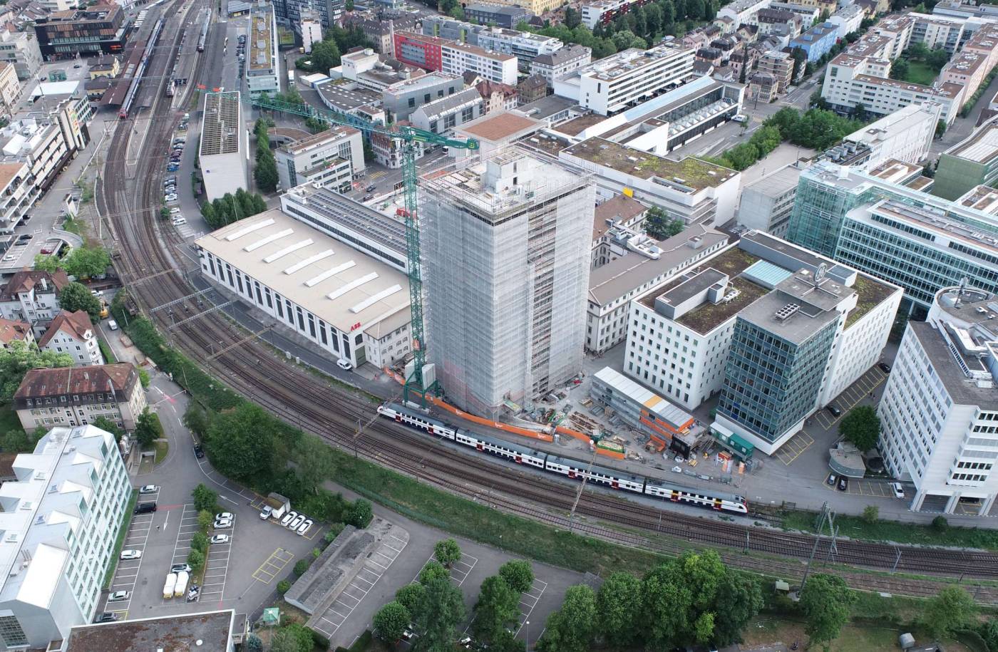 Hochhaus Baden Ost, Baden, Rissaufnahmen, Erschütterungsmessungen, Baufixpunktenetz, Absteckungen Rohbau, Fassadenabsteckung, Automatische und manuelle Überwachungsmessungen, Drohnenbefliegung, Kontrollaufnahmen Rohbau