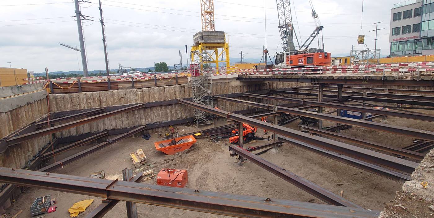 Optimierung Baugrubensicherung
Churerstrasse 156, 8808 Pfäffikon, Submission und Ausführungsprojekt Baugrube (Unternehmervariante), Projektierung Hilfsbrücke für Aushubkran, Prüffähige Statik der Baugrubensicherung für die SBB, Ausführungskontrollen