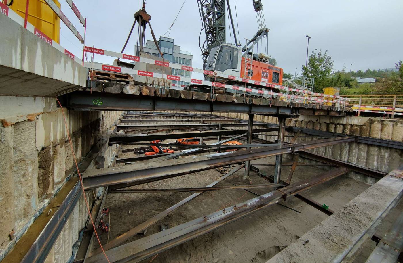 Optimierung Baugrubensicherung
Churerstrasse 156, 8808 Pfäffikon, Submission und Ausführungsprojekt Baugrube (Unternehmervariante), Projektierung Hilfsbrücke für Aushubkran, Prüffähige Statik der Baugrubensicherung für die SBB, Ausführungskontrollen