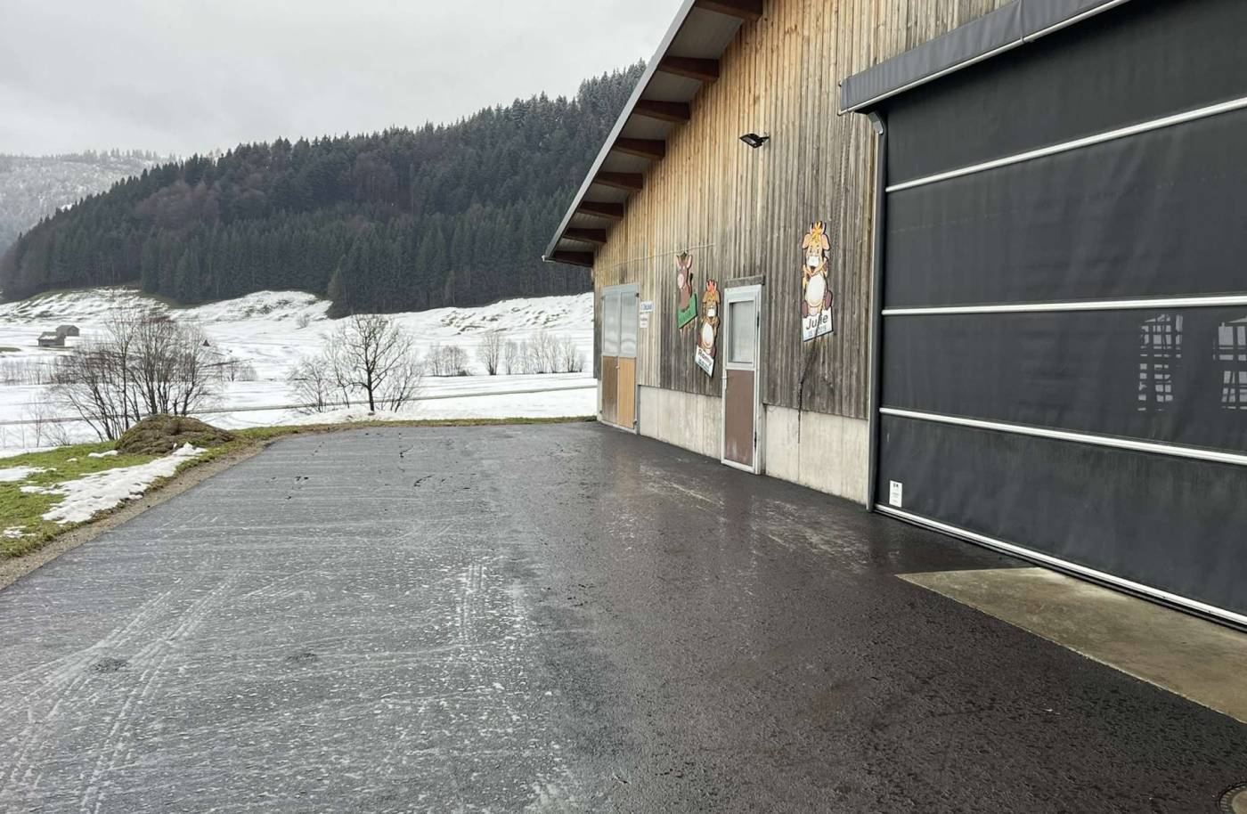 Ersatz Brücke und Hofzufahrt Nüschür; Einsiedeln, Variantenstudium, Bauprojekt, Statik und Hydraulik, Ausführungsprojekt Strasse und Brücke, Bauleitung, Öffentlichkeitsarbeit