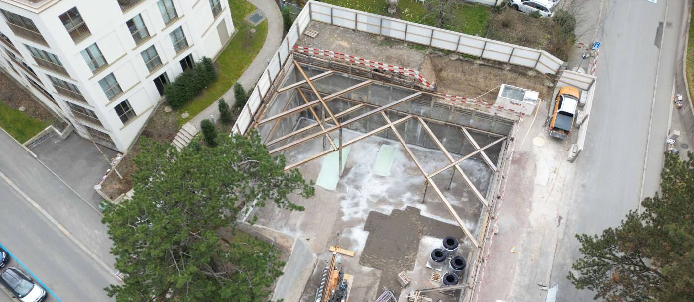 Baugrube Neubau MFH Staubstrasse
8038 Zürich, Technische Bauleitung, Fotos:, Übersicht Baugrube (Werubau AG), Eckspriessung, Spritzbetonausfachung, Nagelwand