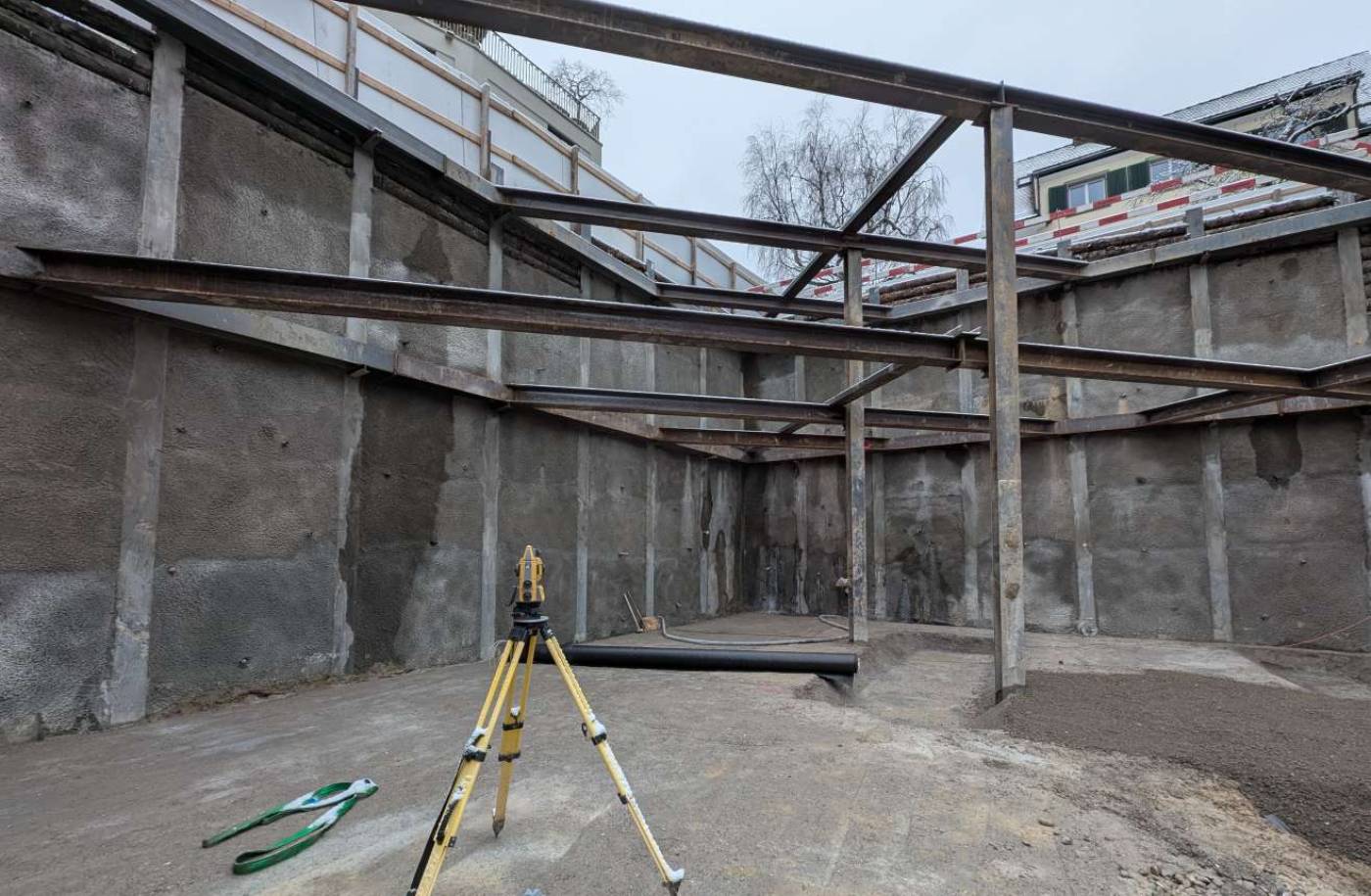 Baugrube Neubau MFH Staubstrasse
8038 Zürich, Technische Bauleitung, Fotos:, Übersicht Baugrube (Werubau AG), Eckspriessung, Spritzbetonausfachung, Nagelwand
