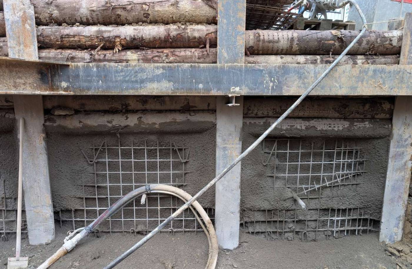 Baugrube Neubau MFH Staubstrasse
8038 Zürich, Technische Bauleitung, Fotos:, Übersicht Baugrube (Werubau AG), Eckspriessung, Spritzbetonausfachung, Nagelwand