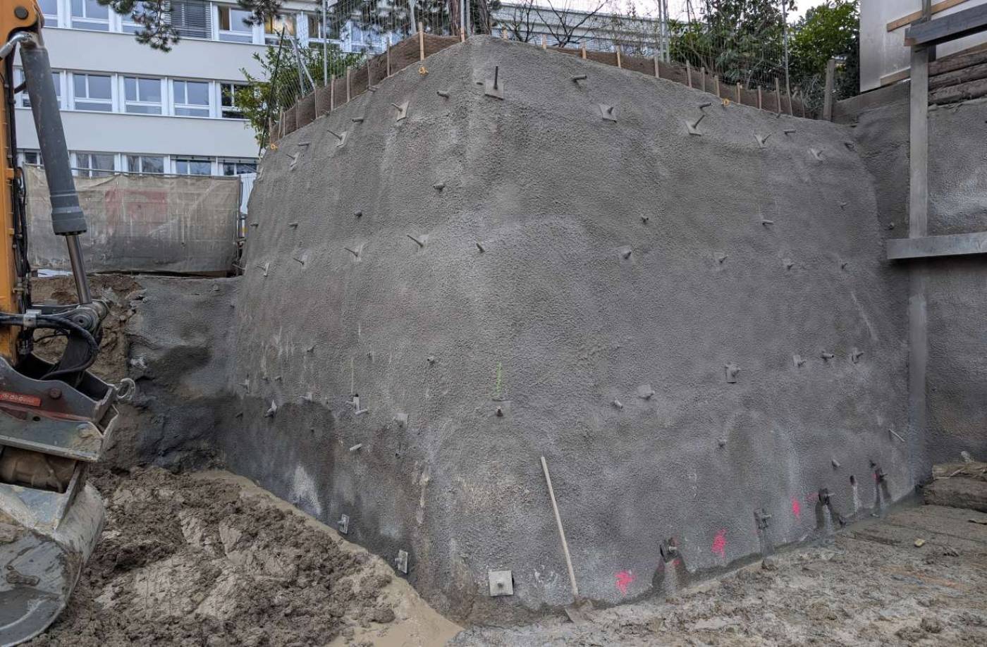 Baugrube Neubau MFH Staubstrasse
8038 Zürich, Technische Bauleitung, Fotos:, Übersicht Baugrube (Werubau AG), Eckspriessung, Spritzbetonausfachung, Nagelwand