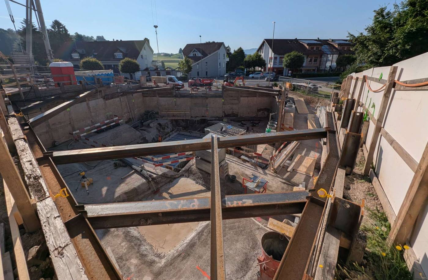 Baugrube Neubau MFH mit Gewerbe, Zugerstrasse, 8816 Hirzel, Konzept, Projektierung (Vorprojekt - Ausführung), Technische Bauleitung