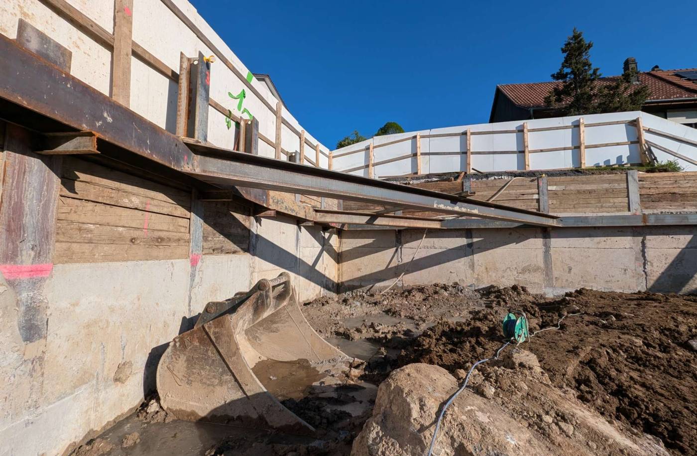 Baugrube Neubau MFH mit Gewerbe, Zugerstrasse, 8816 Hirzel, Konzept, Projektierung (Vorprojekt - Ausführung), Technische Bauleitung