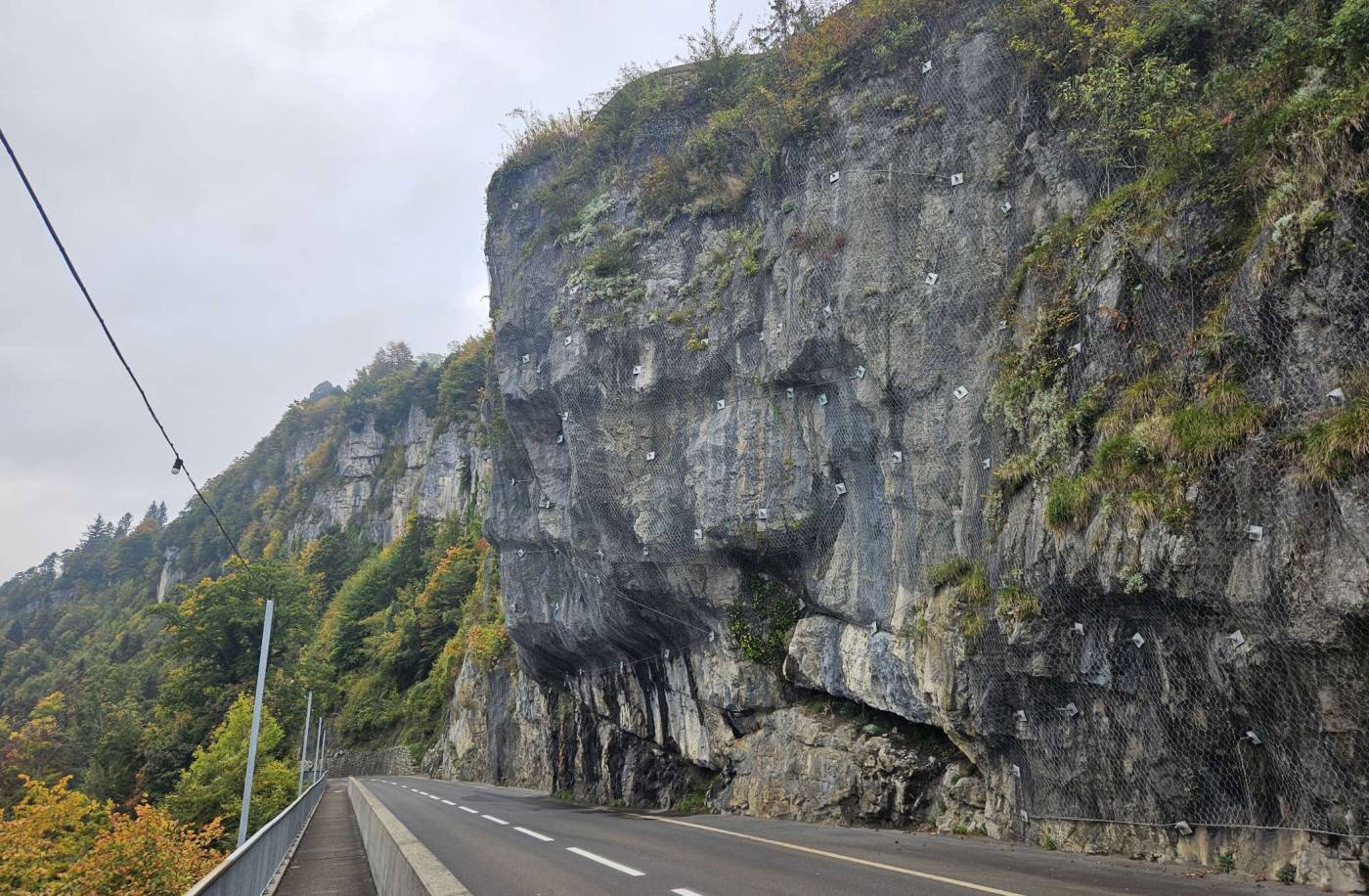 Morschacherstrasse, Axenfels, Gemeinde Morschach, Aufnahmen des Felsen oberhalb der Strasse. Analyse derEigentumsverhältnisse, Bereitstellung der Daten.