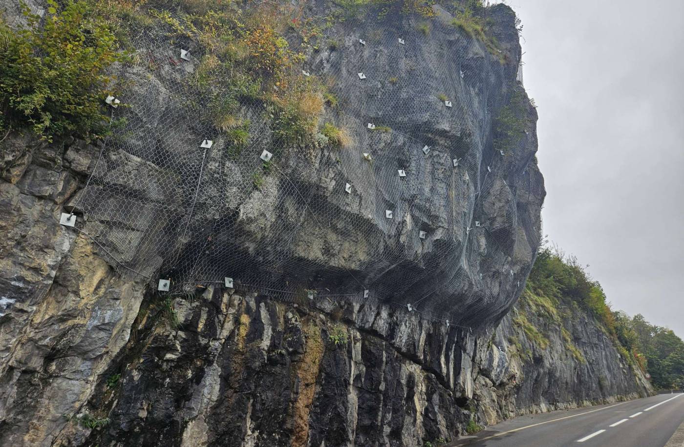 Morschacherstrasse, Axenfels, Gemeinde Morschach, Aufnahmen des Felsen oberhalb der Strasse. Analyse derEigentumsverhältnisse, Bereitstellung der Daten.