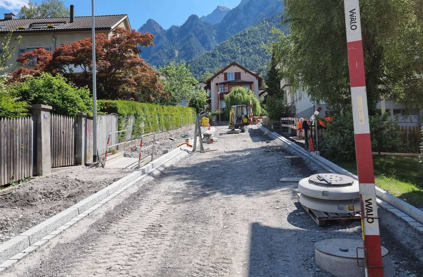 Chur: Sanierung Splügenstrasse, Projekt- und Bauleitung, Ersatz Kanalisationsleitung, Ersatz Wasser- und Gasleitung, Neubau Fernwärmeleitung, inkl. neue Hausanschlüsse, BehiG Bushaltestelle, Variantenstudie neuer Querschnitt mit Gehweg und Radstreifen