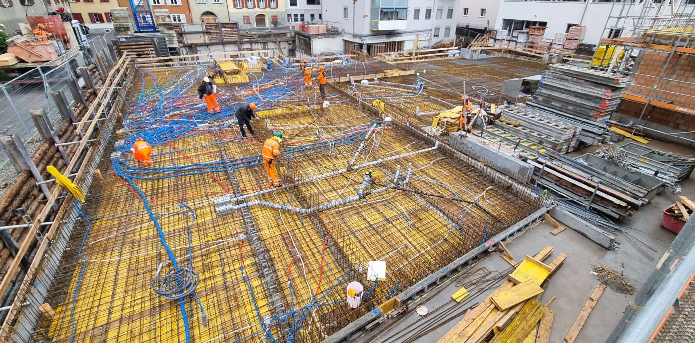 Überbauung Residenza Ensemen Domat/Ems, Die Grünenfelder und Partner AG zeigt sich verantwortlich für die Projektierung und Ausführung der Baugrubensicherung, Massivbau und Holzbau.