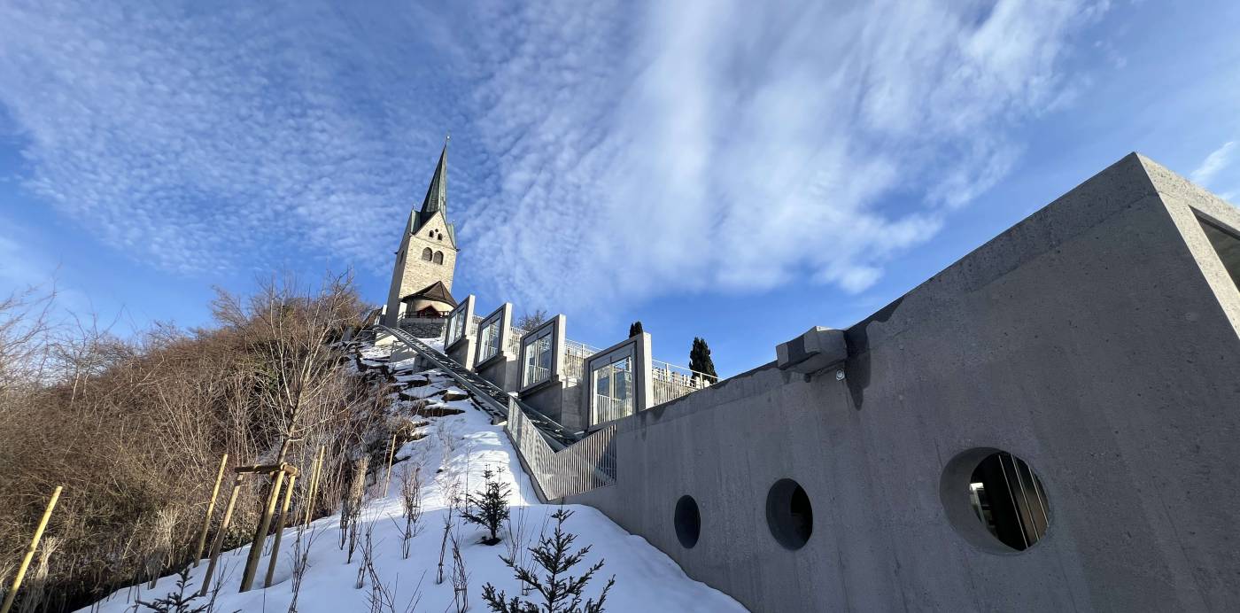 Friedhoferschliessung mit Schräglift  Domat/Ems, Die Grünenfelder und Partner AG hat den gesamten Massivbau geplant und die Bauarbeiten inklusive Koordination mit dem Liftbauer begleitet.