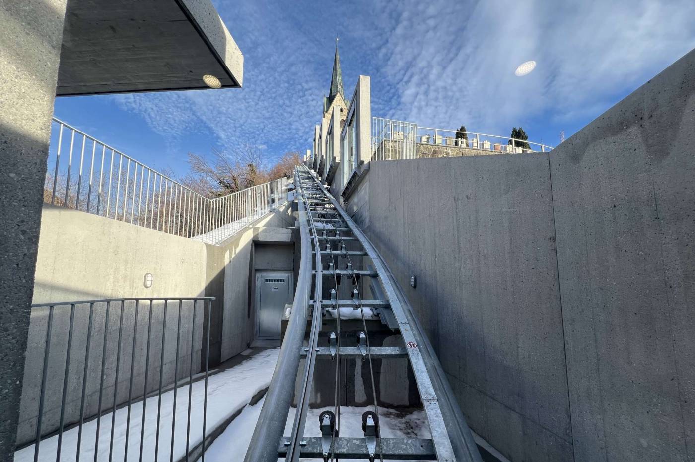 Friedhoferschliessung mit Schräglift  Domat/Ems, Die Grünenfelder und Partner AG hat den gesamten Massivbau geplant und die Bauarbeiten inklusive Koordination mit dem Liftbauer begleitet.