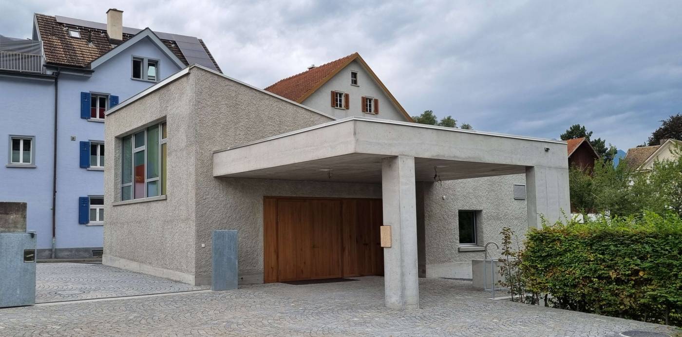 Neubau Aufbahrungshalle Friedhof Domat/Ems, Die Grünenfelder und Partner AG zeigt sich verantwortlich für die Projektierung, Ausschreibung und Ausführung des Massivbaus.