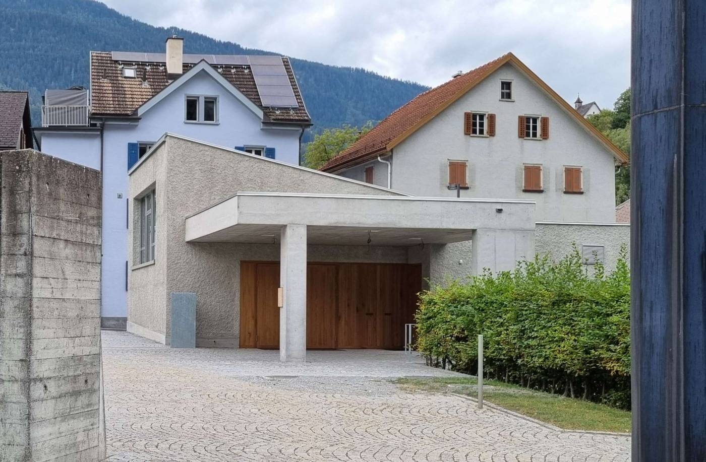 Neubau Aufbahrungshalle Friedhof Domat/Ems, Die Grünenfelder und Partner AG zeigt sich verantwortlich für die Projektierung, Ausschreibung und Ausführung des Massivbaus.